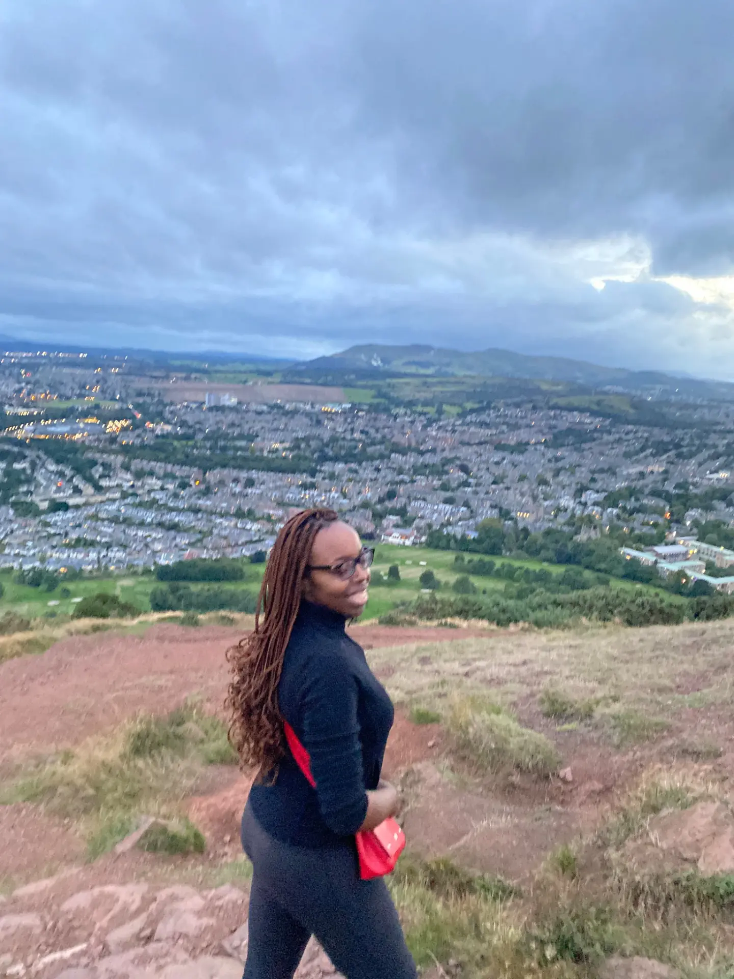 Moi sur les hauteurs d’Arthur’s Seat, avec Édimbourg en arrière-plan