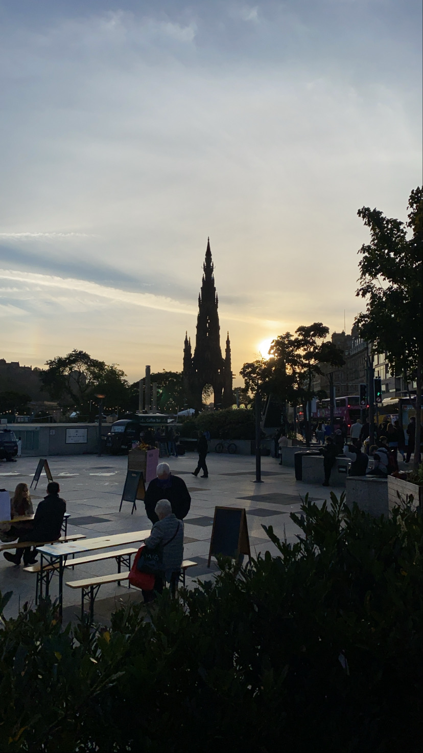 Coucher de soleil sur le Scott Monument depuis Princes Street, à Édimbourg